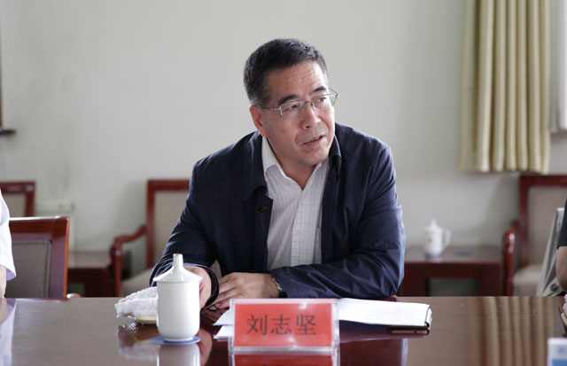 兰州大学法学院院长、省法学会副会长、七届理事会学术委员会主任刘志坚主持会议