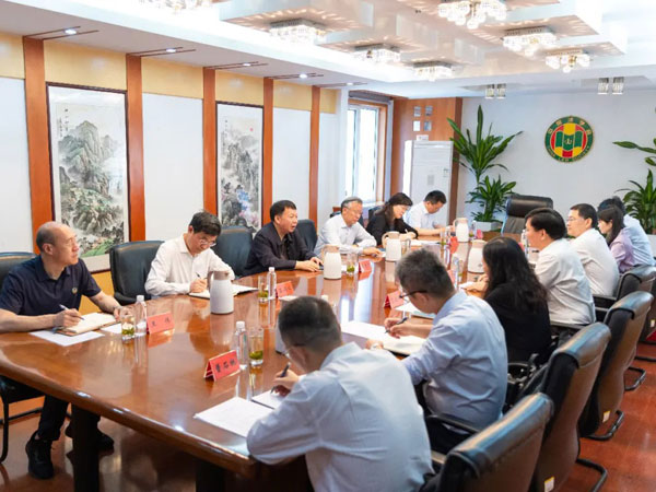 王洪祥与广州大学翁健一行座谈 王振江参加